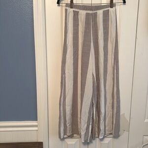 Show me your mumu pants size small white and grey stripes, taking offers!